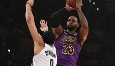 Немислимото се случи! Без ЛеБрон в плейофите на НБА