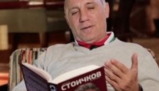 Чесън, лук и горещ душ пазят Христо Стоичков от коронавируса