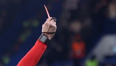 Бой, болница, операция: Съдия показа 17 червени картона 