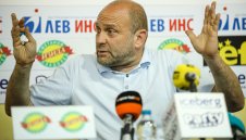 Фенове на Левски скочиха на Тити Папазов + СНИМКА (+18)