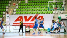 Коронавирус: Отварят 50% от залите за фенове