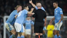 В Ман Сити бесни на съдията, заради гафа му в края на дербито