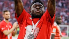 Славата не смали сърцето му: Бек на Байерн с уникален жест