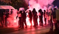 Погром на протеста срещу БФС, летят бомби и ракети, полицията отговори с водно оръдие + ВИДЕО И СНИМКИ