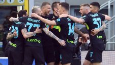 Интер удари Верона без да си дава зор и диша във врата на лидера