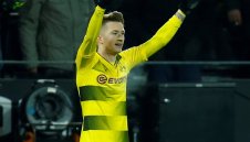 И да паднем, и да бием: Ройс отваря шампанското