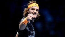 Циципас дебютира с победа в Лондон