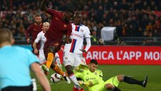 Сълзи в Рим! Рома изпусна разгром над Лион на "Олимпико" и отпадна от Лига Европа + ВИДЕО