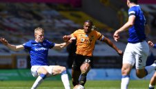 Уувс разби с 3:0 Евертън и отново е 6-ти в Англия