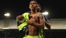 Ливърпул се развихри срещу "орлите" и продължава да мечтае + ВИДЕО