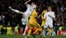 Бенатия първо бутна Васкес, после го ритна 