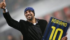 Адриано правил тройка с певец и жена му + СНИМКИ