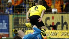 Борусия бе порязан от свои срещу Аугсбург