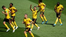 Азар отново я гали