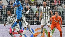 Наполи взе голямото дерби на Италия, докосва титлата