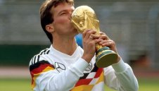 Чепикът стягал Матеус на финала на Мондиал 1990