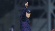 Тухел този път одобри феновете и прие с усмивка подигравките им