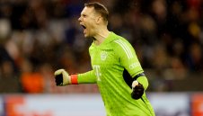 Най-великият? Нойер изравни луд рекорд на Касияс