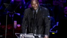 33 643 рози за Коби в "Стейпълс Сентър"