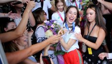 Уникално: Стотици посрещнаха златните ни гимнастички в София + ВИДЕО