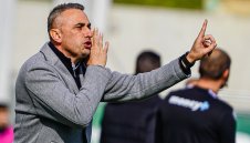 Лудогорец се огъва отзад и при Петев