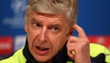 Арсен Венгер трябва да остане в Арсенал