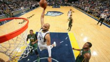 Винс Картър ще чупи ринговете още година