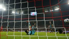 Чех иска да маха каската, но не му дават