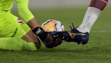 Мачовете по телевизията днес, 19 декември