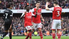 Арсенал позлатява Сака