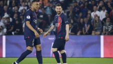 Мбапе ревна: Иска да играе с Меси