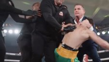 Удар с глава, среден пръст и здраво меле в бокс без ръкавици (ВИДЕО)