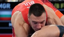 През сълзи: Милов стиска палци на палача си