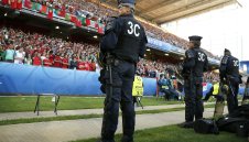 Страх тресе Евро 2016! Откриха съмнителен пакет преди Италия – Испания 