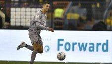 Скакалци нападнаха Кристиано Роналдо