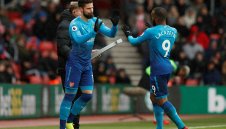 Жокерът Жиру ще остане в Арсенал