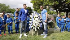 Левски поднесе венци и цветя за рождения си ден