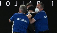 Зрител нахлу на корта и прекъсна финала между Надал и Медведев