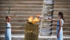 Олимпийският огън потегли към Токио, президентът на Гърция пожела успех на Япония