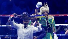 Усик може да изгуби още шампионски пояси по служебен път