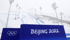 Смениха знаменоската ни за откриването в Пекин