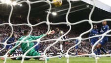 Челси посяга към Исак от Нюкасъл