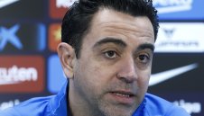 Бруталният Шави: Барса троши глави с... пейката си