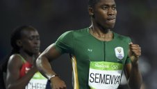 "Жената-мъж" Семеня ще продължи да бяга при дамите