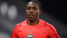 Неприятно. Играч на Брайтън спира с футбола заради сърце