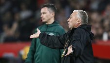 Скандал в Лига Европа: Треньор учи съдиите на правилата във футбола + СНИМКА