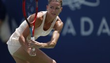 Една от най-красивите тенисистки сложи край