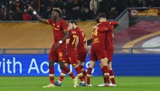 Рома смаза Лече и ще играе с Интер