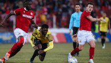 Надигнати глави в здрав сблъсък