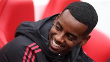 Исак ще стартира довечера срещу Светците